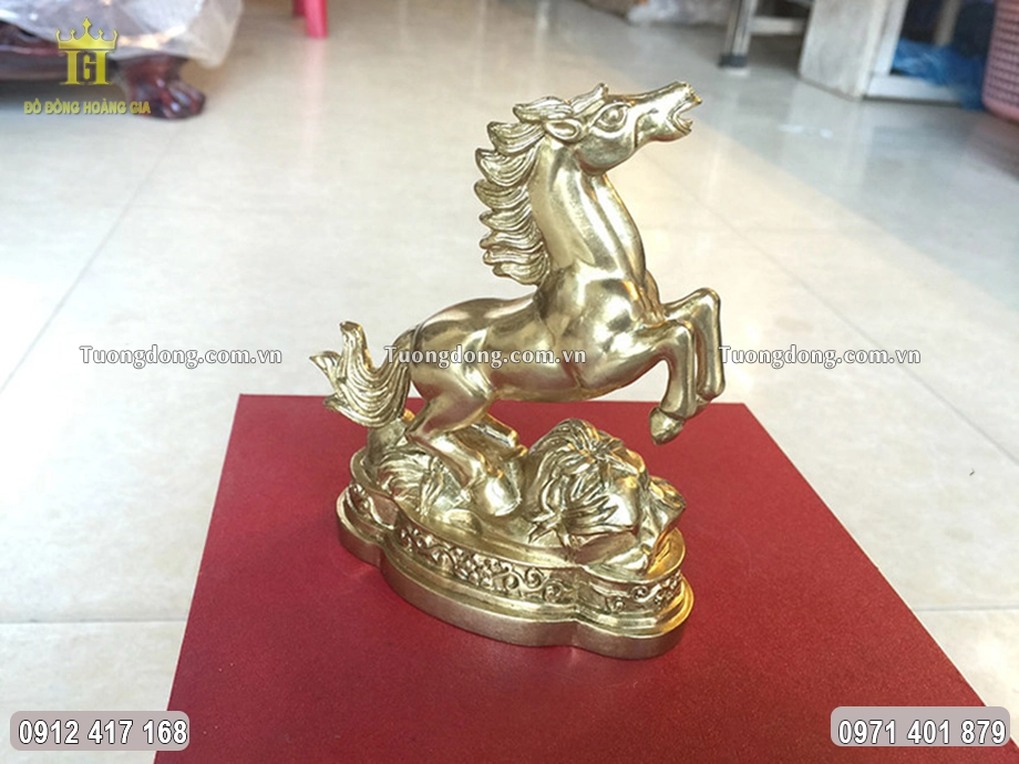 Hình ảnh nhìn nghiêng của bức tượng ngựa